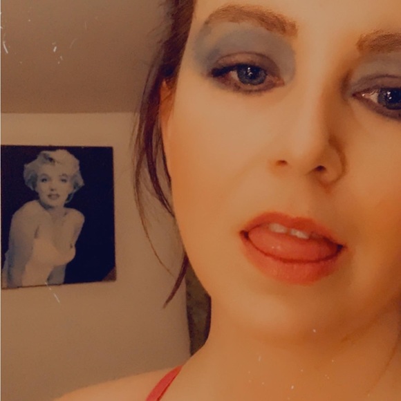 Meet your Posher, Caitlin - Picture 4 of 4